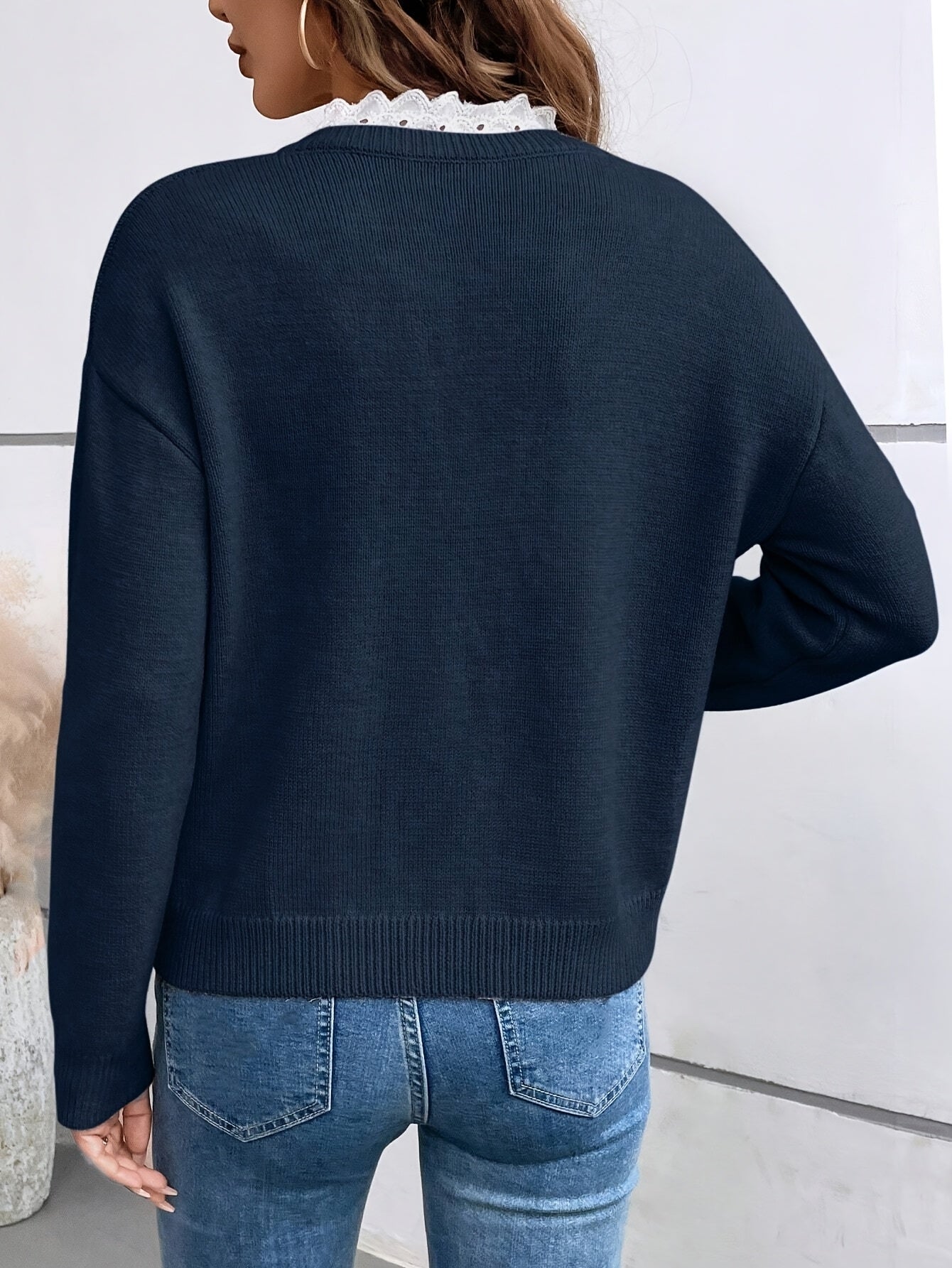Lena™ | Maelis – Stickad tröja med spetsdetalj